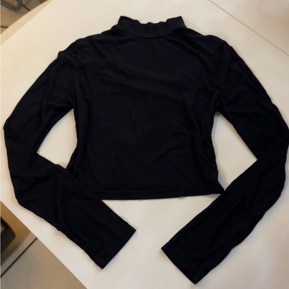 CROPPED BLACK TURTLE NECK